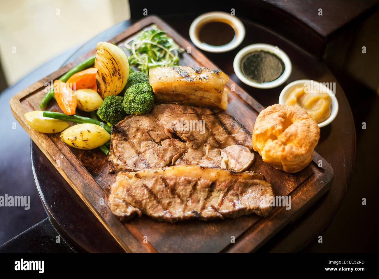 traditionelles englisches Essen Sonntag Braten Mittagessen im gemütlichen Restaurant pub Stockfoto