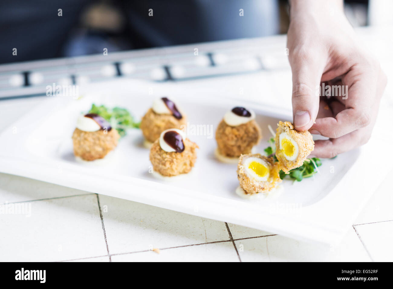 Scotch paniert Eiern zeitgenössischen Fusion-Stil im Gourmetrestaurant serviert wird Stockfoto