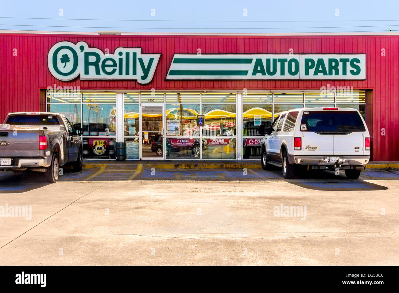 Die Stoßfänger vorne und Eingang eines O'Reilly Auto Parts Shop in Oklahoma City, Oklahoma, USA. Stockfoto