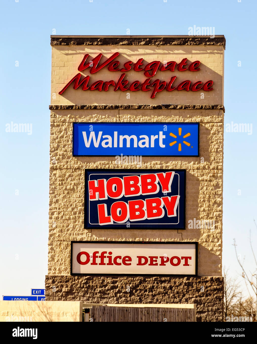 Ein Monument, das Zeichen Verzeichnis in der Nähe gelegene Geschäfte in Oklahoma City, Oklahoma, USA. Stockfoto