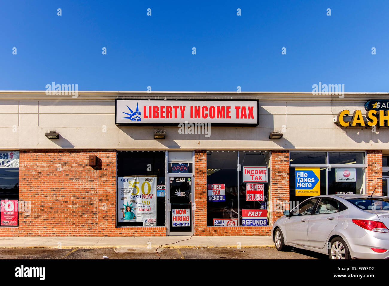 Die Schaufenster eines Einkommensteuer Vorbereitung Geschäft namens Liberty Einkommensteuer in Oklahoma City, Oklahoma, USA. Stockfoto