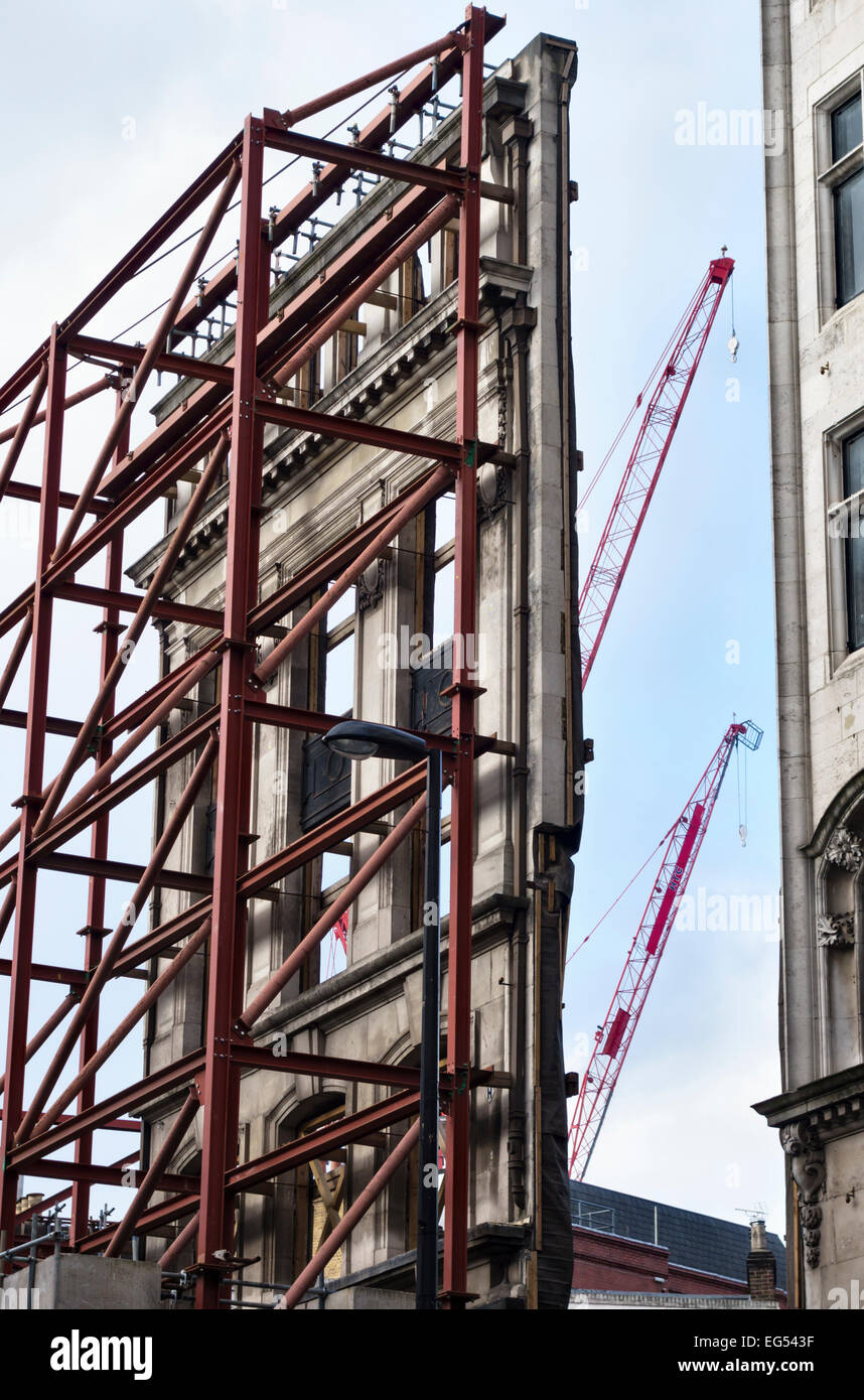 Die Oxford Street, London, UK. Die Technik der "facadism' - die Fassade eines alten Gebäudes beibehalten, Neubau Platz hinter dauert es Stockfoto