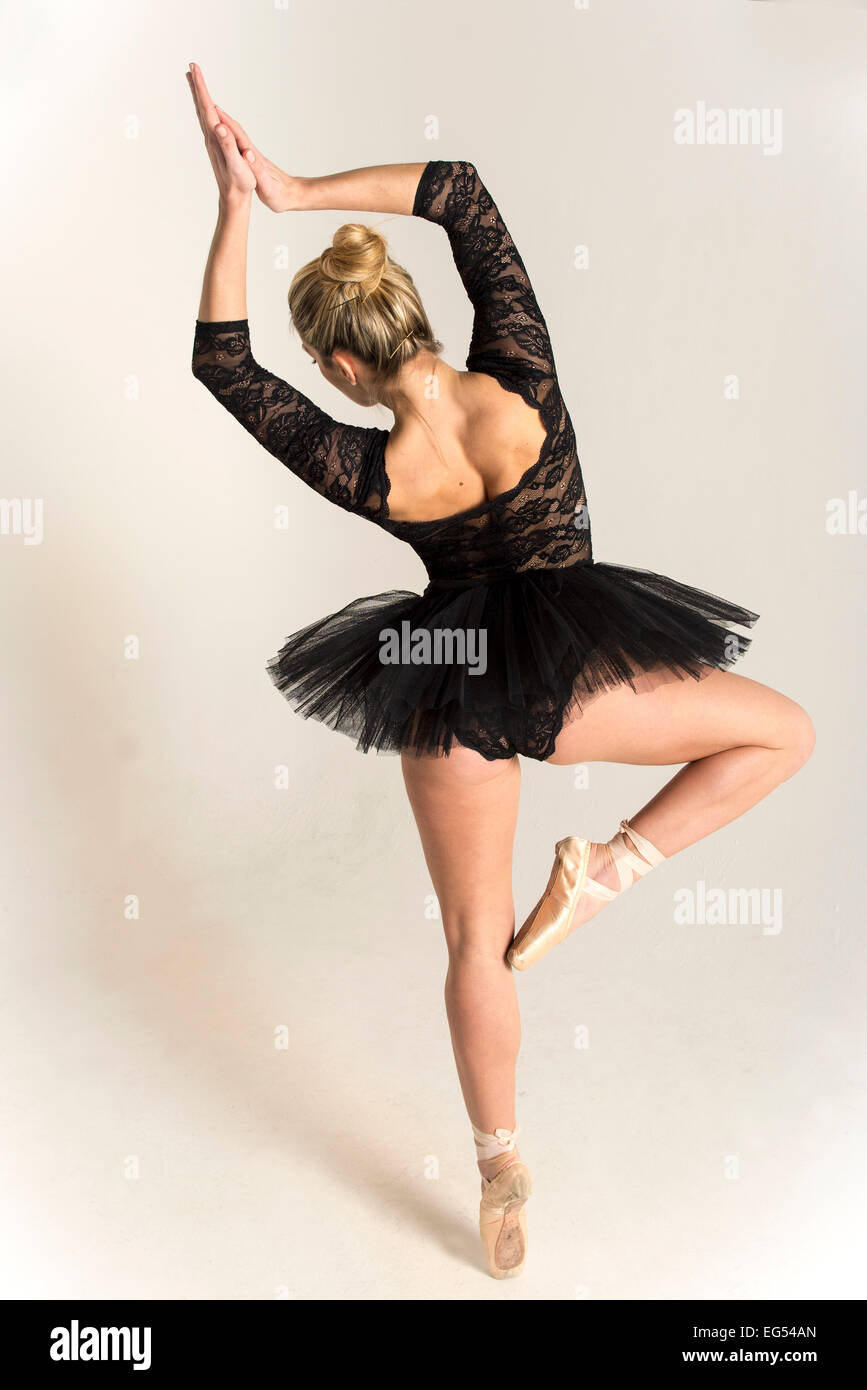 Tänzerin, bekleidet mit schwarzer Spitze Stockfoto