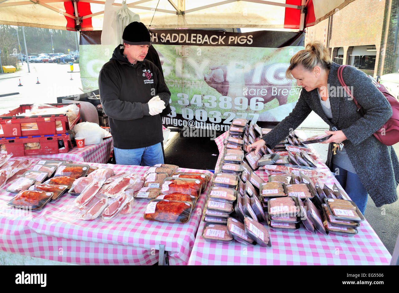 Bio Speck Würstchen und Schweinefleisch zu produzieren, zum Verkauf an einen örtlichen Bauernmarkt Stockfoto