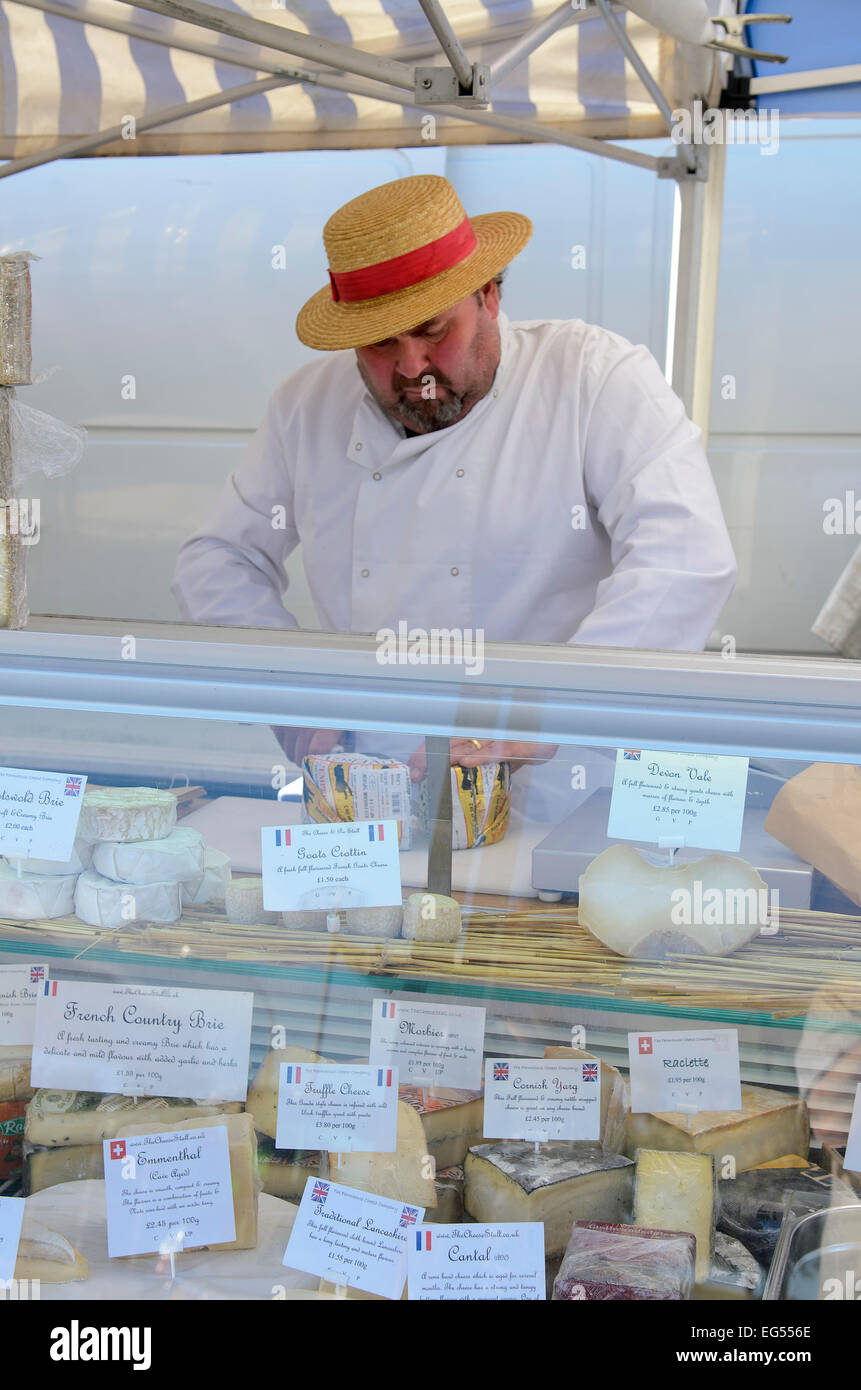 Käse-Verkäufer auf Hempstead Valley Farmers market Stockfoto