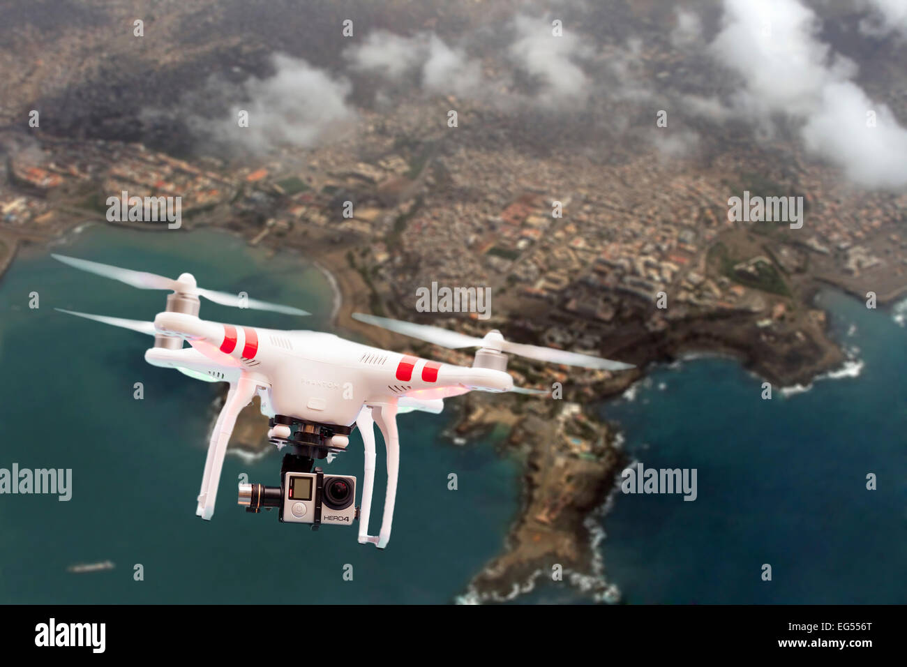 Quadcopter oder Drohne über eine Küstenstadt fliegen Stockfoto