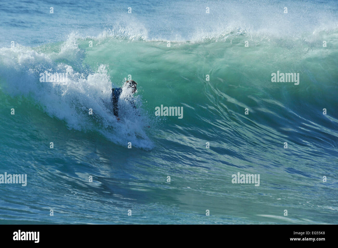 Durban, KwaZulu-Natal, Südafrika, erwachsenen Mann surfen Boogie Board unten Wave, fliegende weißer Schaum Spray, Golden Mile, Menschen, Strand Stockfoto