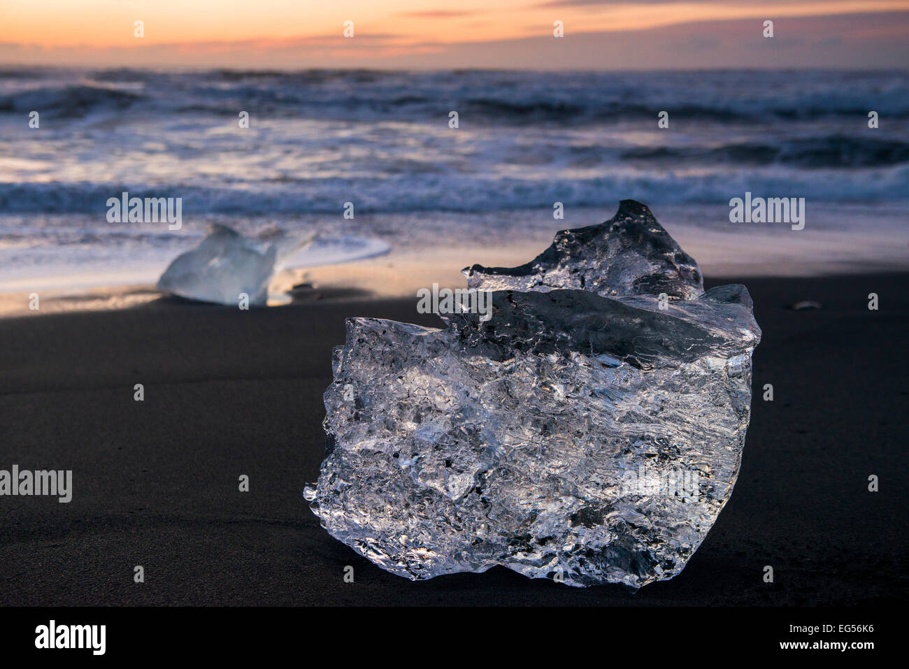 Der schwarze Sandstrand am Jökulsárlón in Island angespült Gletschereis. Stockfoto