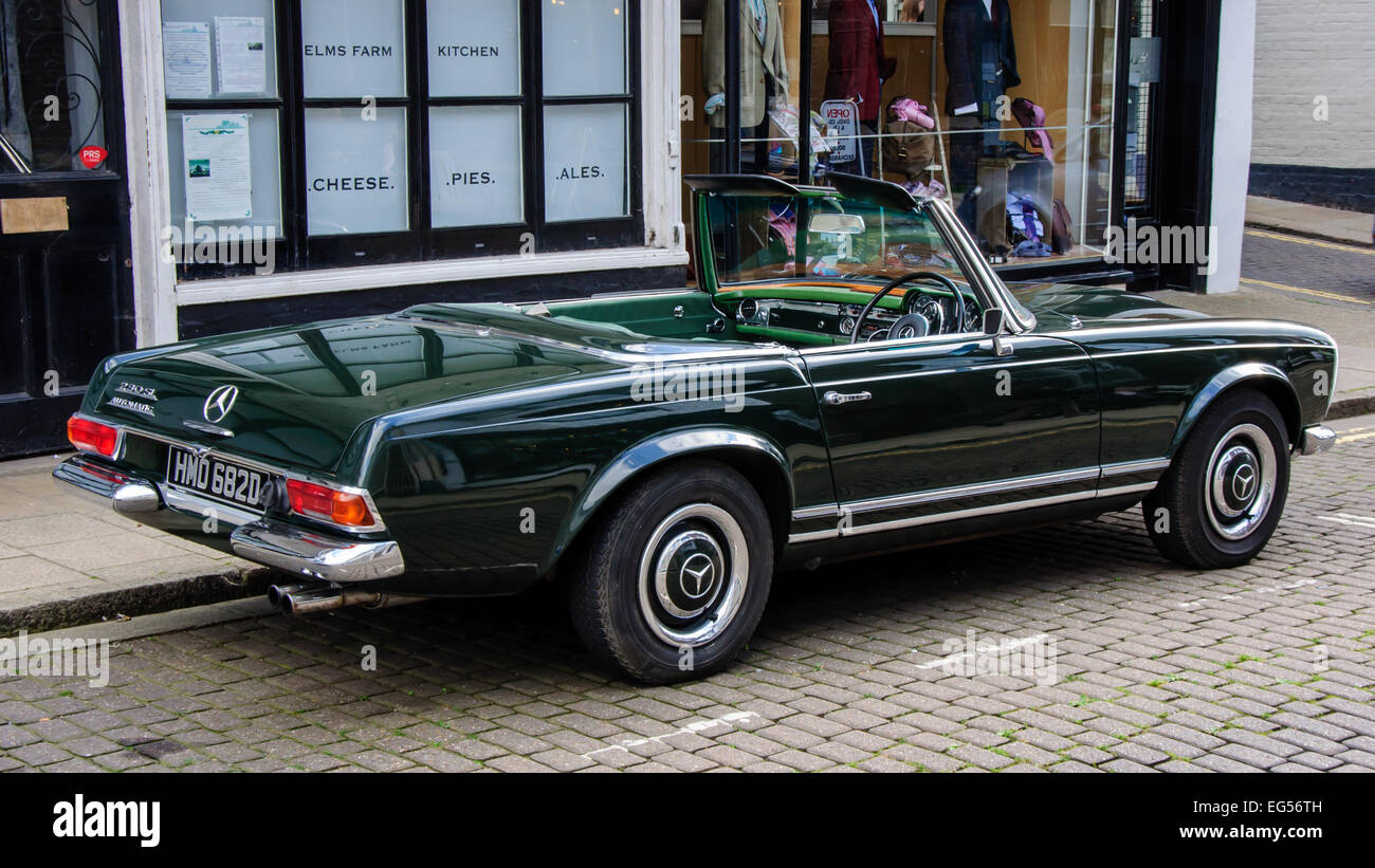 Dunkel grün Cabrio Mercedes Benz 290 SL Stockfoto
