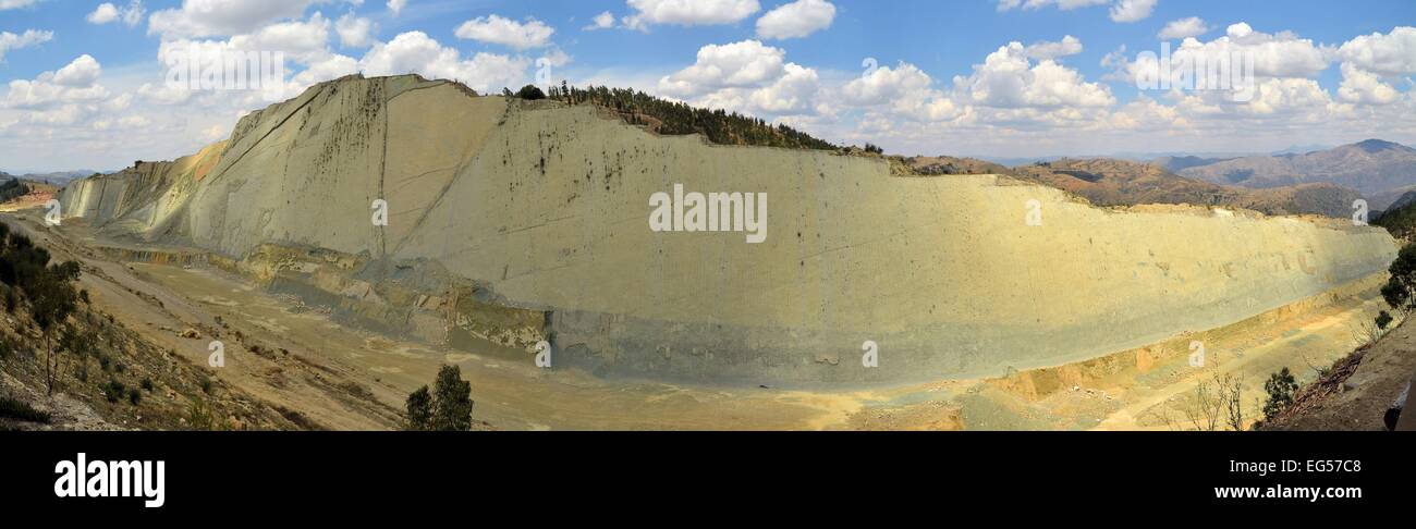 Panorama einer Vielzahl von versteinerten Doinosaur Spuren auf einer geneigten Platte in der Nähe von Sucre, Bolivien Stockfoto