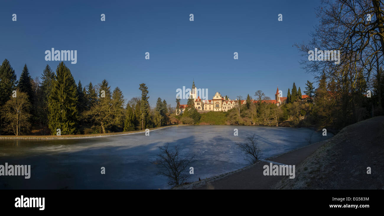 Prag, Schloss Pruhonice mit Teich Panorama Winter anzeigen Stockfoto