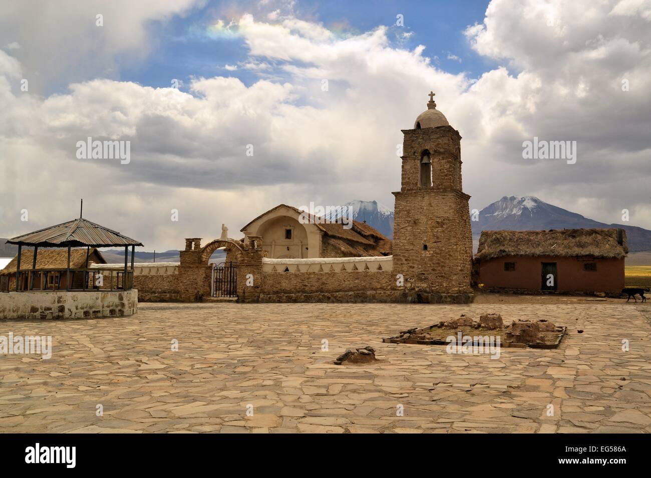 Malerische alte katholische Steinkirche im Sajama Nationalpark in Bolivien Stockfoto
