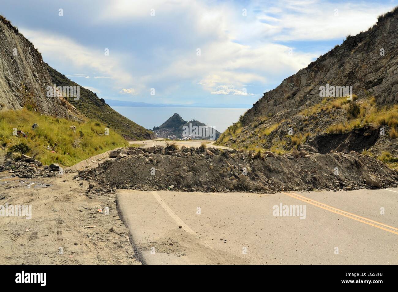 Straße am Titicacasee wehrt Gestein und Schutt aus politischen Gründen auf dem Altiplano in der Nähe von Copacabana, Bolivien Stockfoto