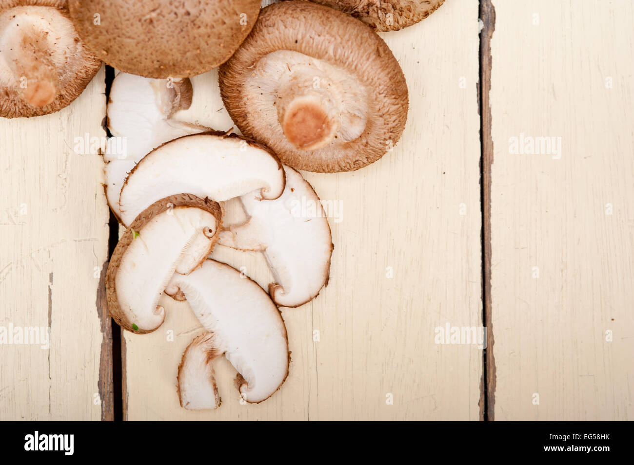 frische Shiitake-Pilze auf einem rustikalen Holztisch Stockfoto