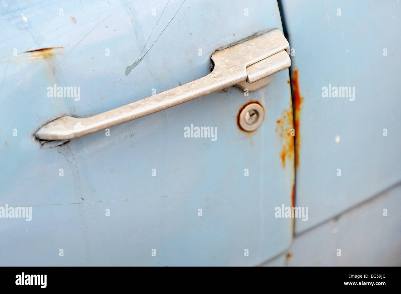 Detail mit einem rostigen Türgriff aus einem alten Auto erschossen Stockfoto