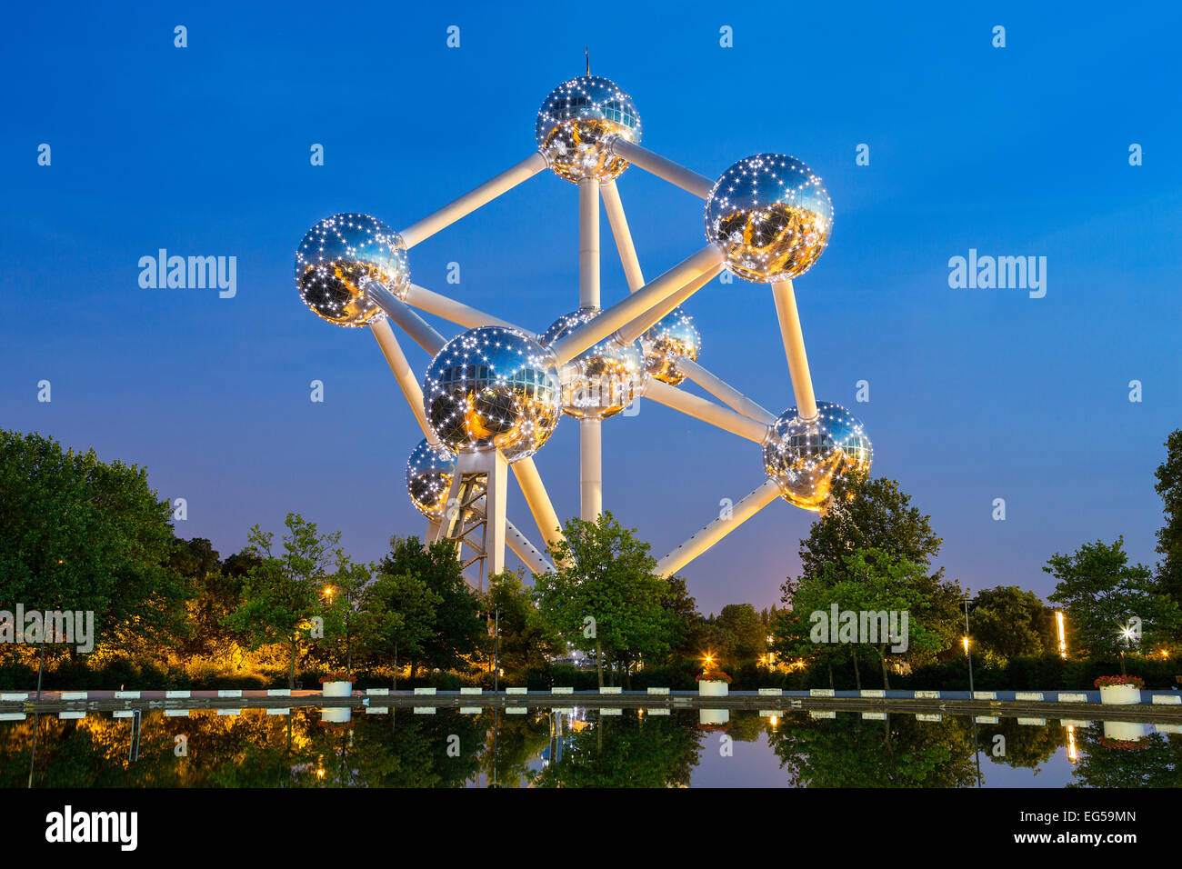 Brüssel, Atomium in der Abenddämmerung Stockfoto