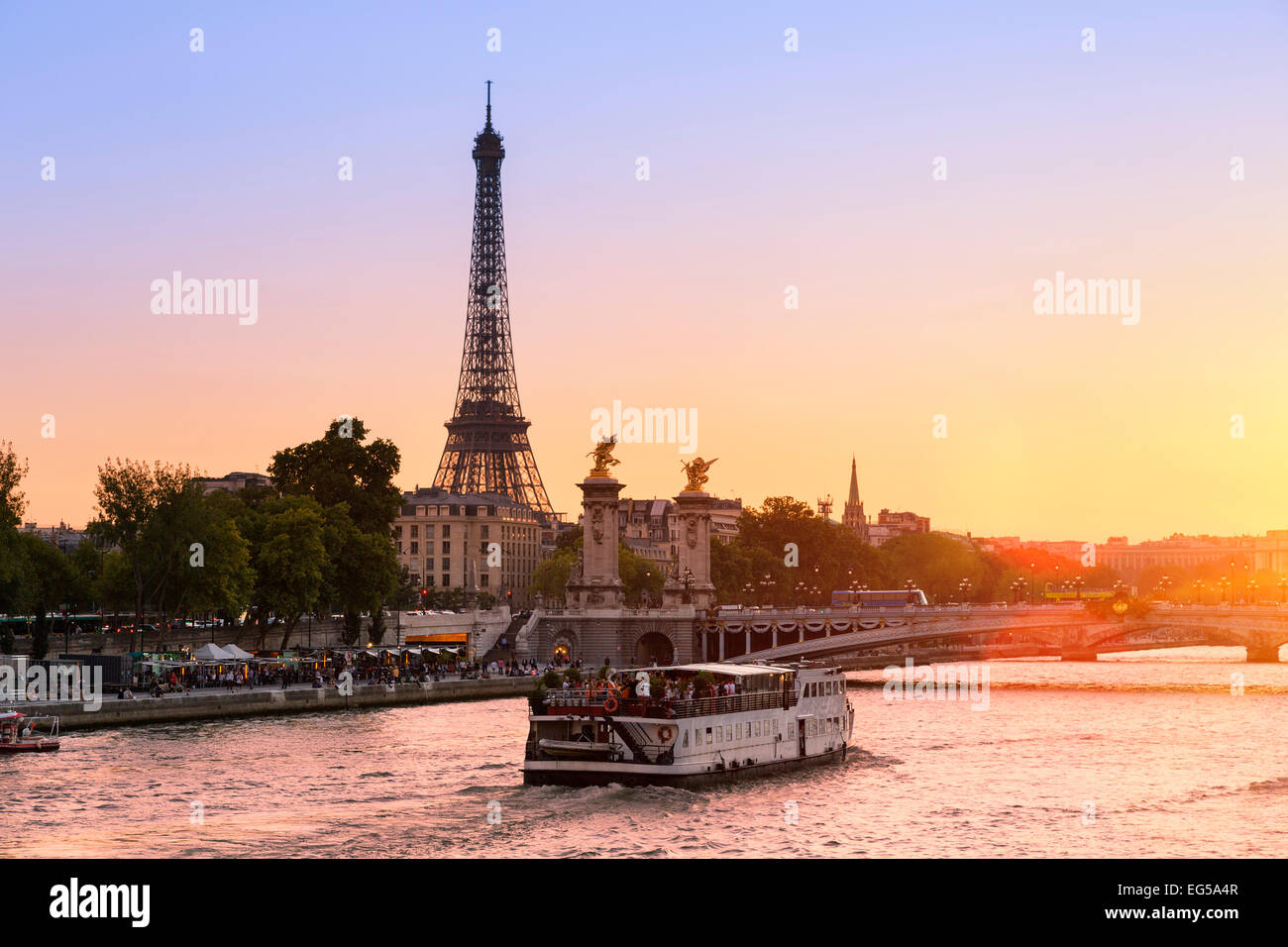 Paris, Schifffahrt auf der Seine bei Sonnenuntergang Stockfoto