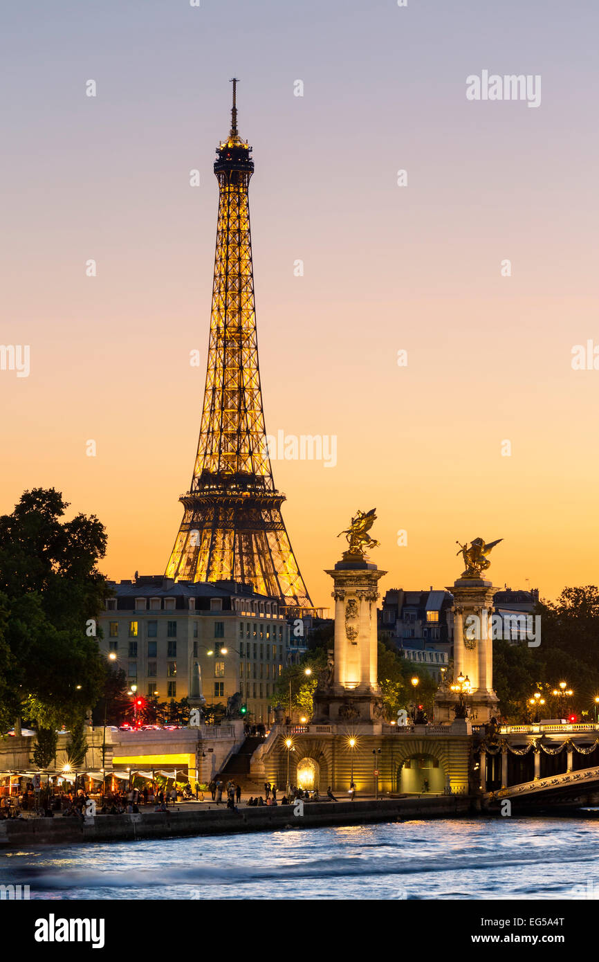 Paris, Eiffelturm in der Abenddämmerung Stockfoto