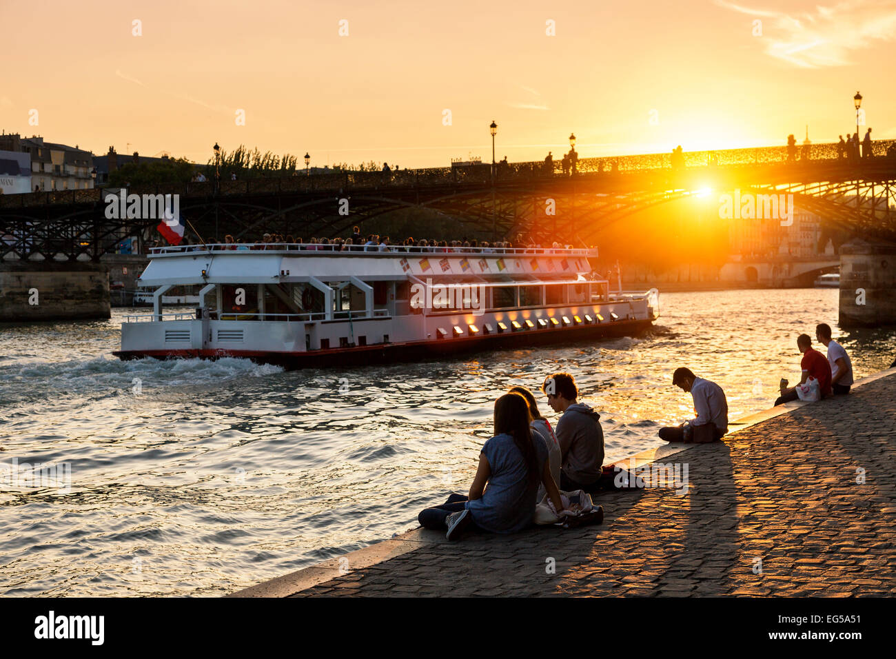 Paris, Menschen entspannen entlang der Seine bei Sonnenuntergang Stockfoto
