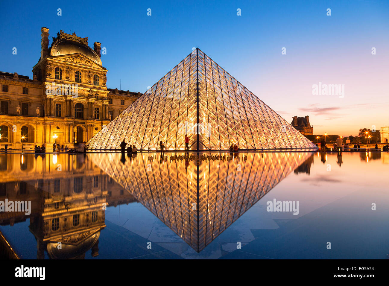 Paris, Louvre-Pyramide in der Abenddämmerung Stockfoto