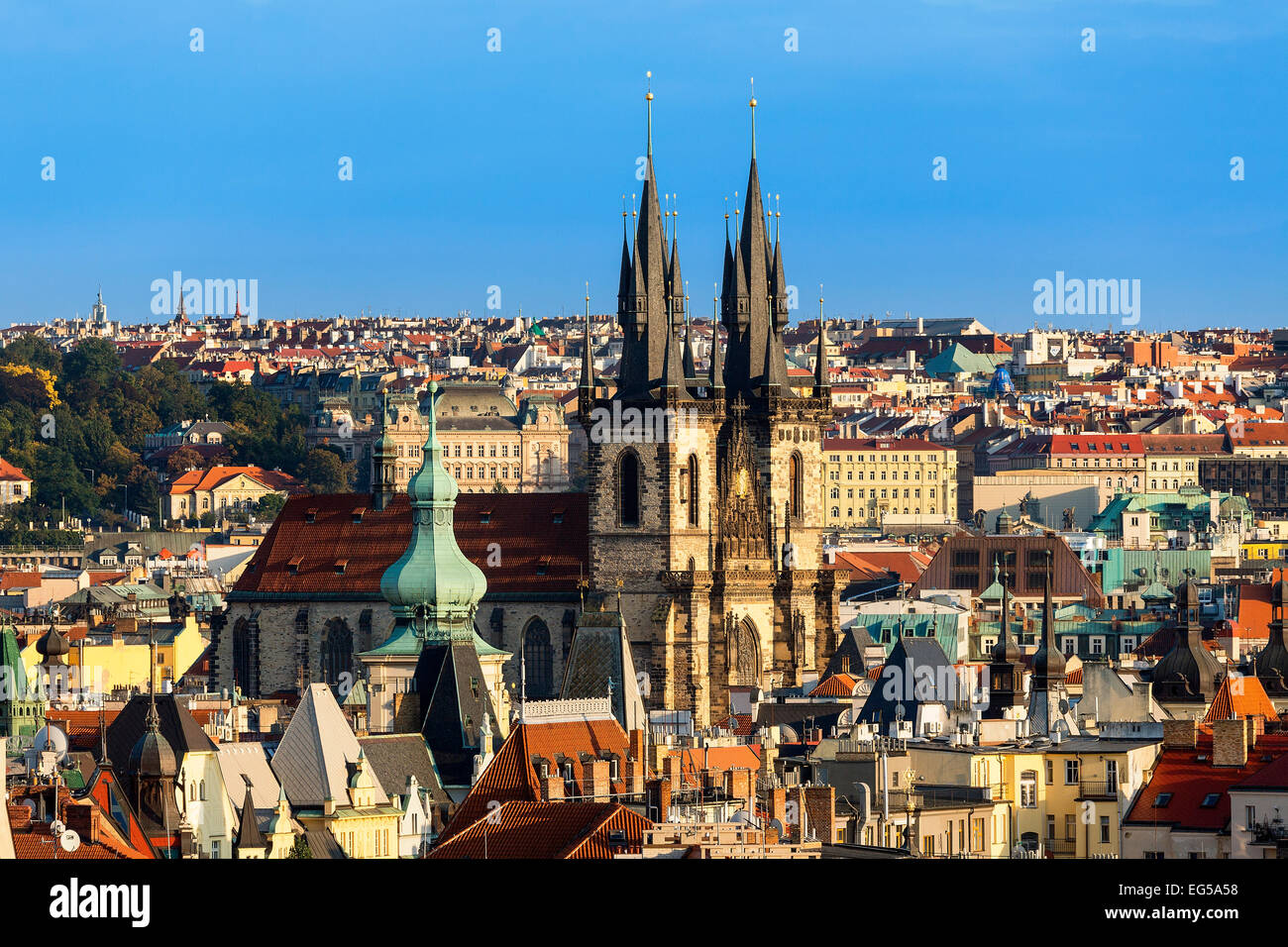 Skyline von Prag in der Abenddämmerung mit Teynkirche Stockfoto