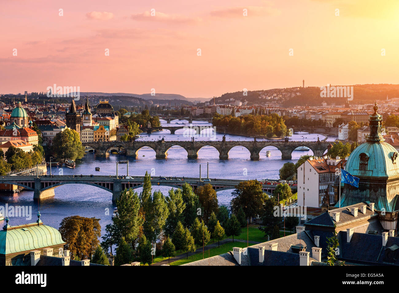 Über der Moldau Fluss und Karlsbrücke und Brücken von Prag. Stockfoto