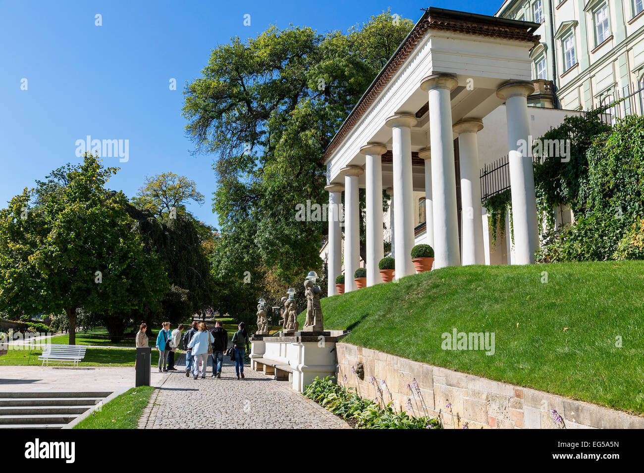 Touristen auf die Prager Burg schlängeln sich durch den Garten Stockfoto