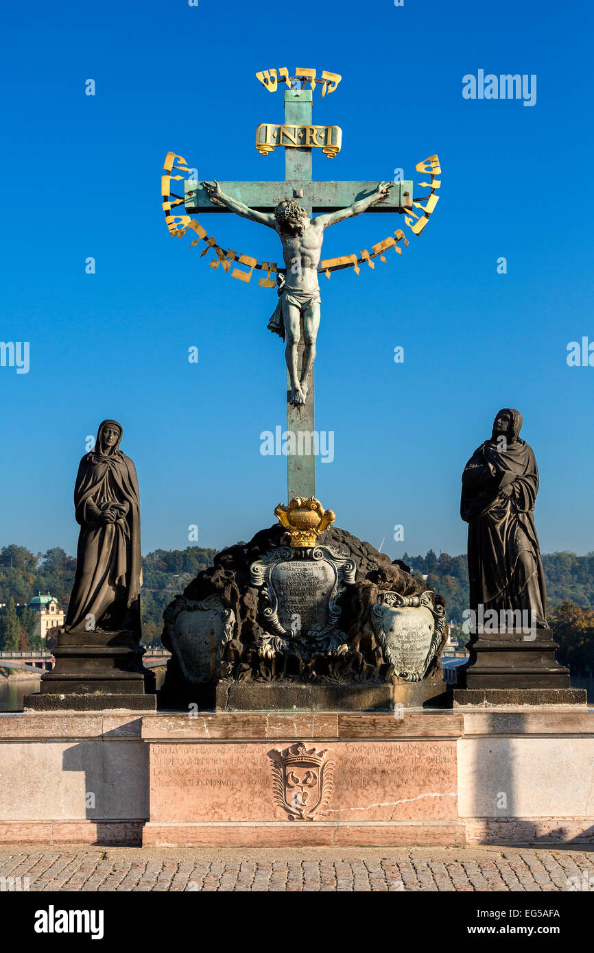 Prag, das Kruzifix an der Karlsbrücke Stockfoto