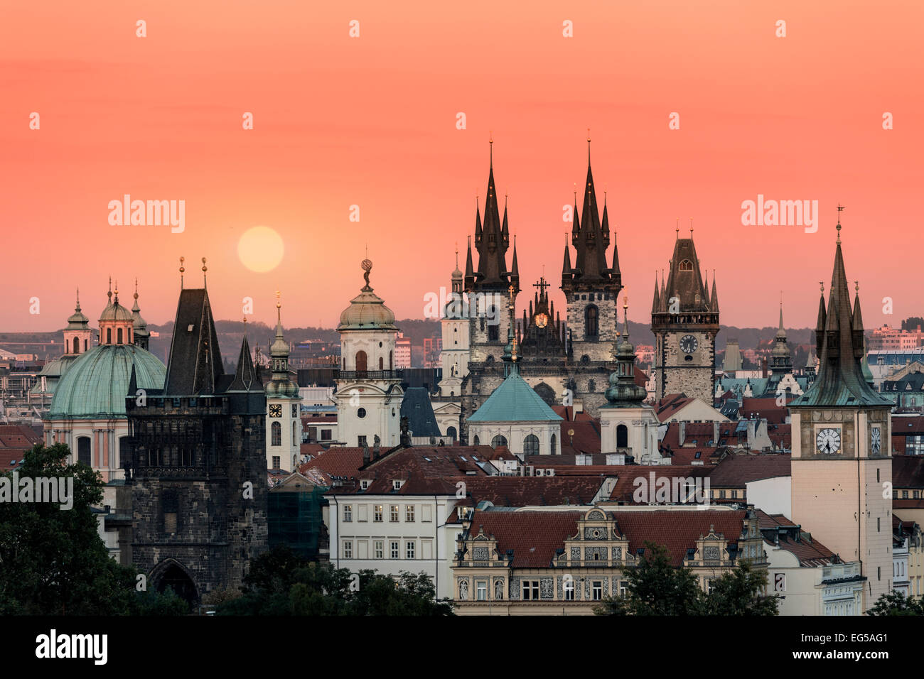 Skyline von Prag bei Sonnenaufgang Stockfoto
