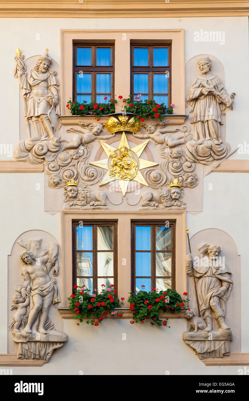 Prag, Fassade des historischen U Zlate Studny Hotels Stockfoto