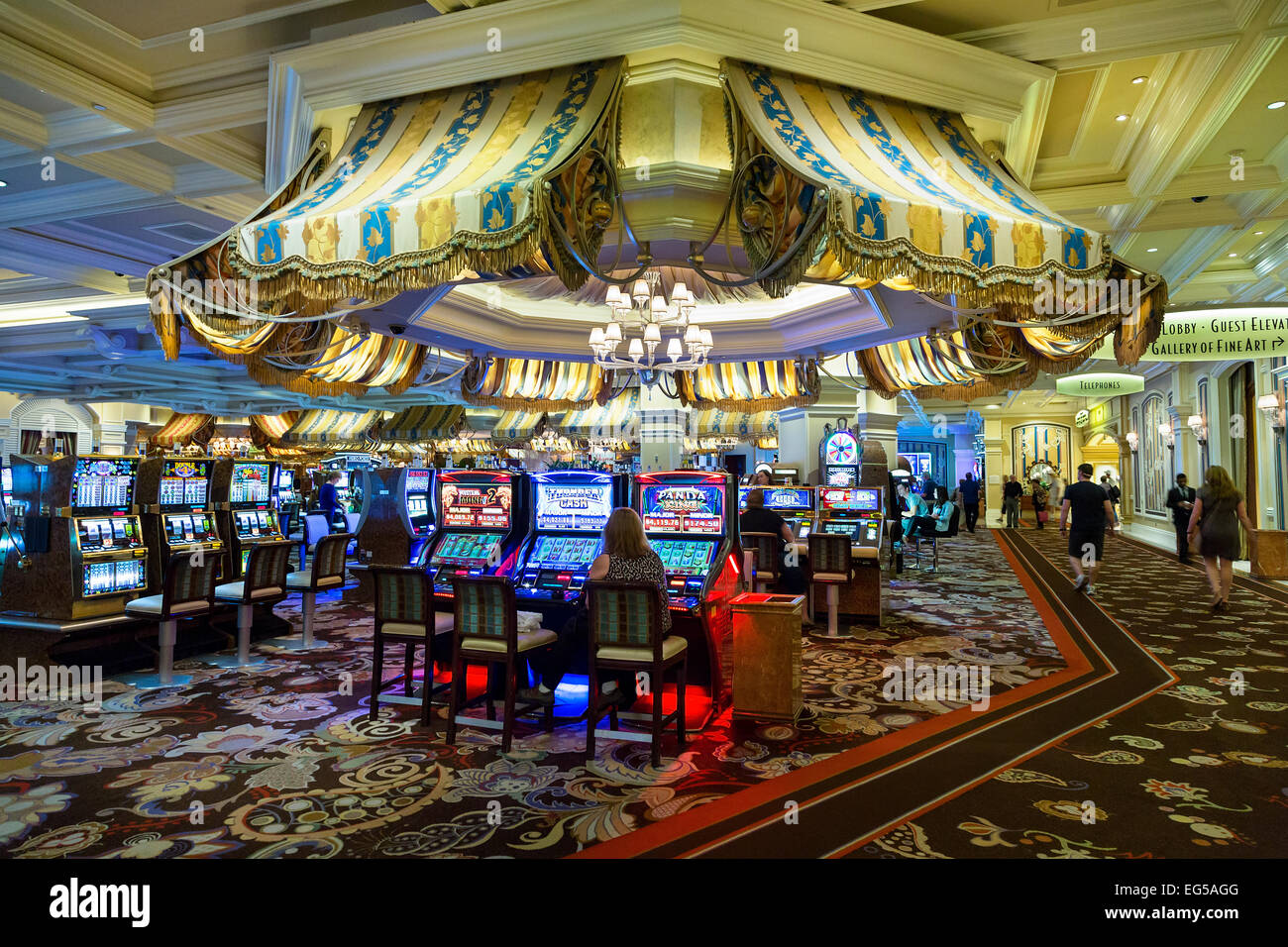 Bellagio Hotel, Menschen, die Spielautomaten spielen Stockfoto