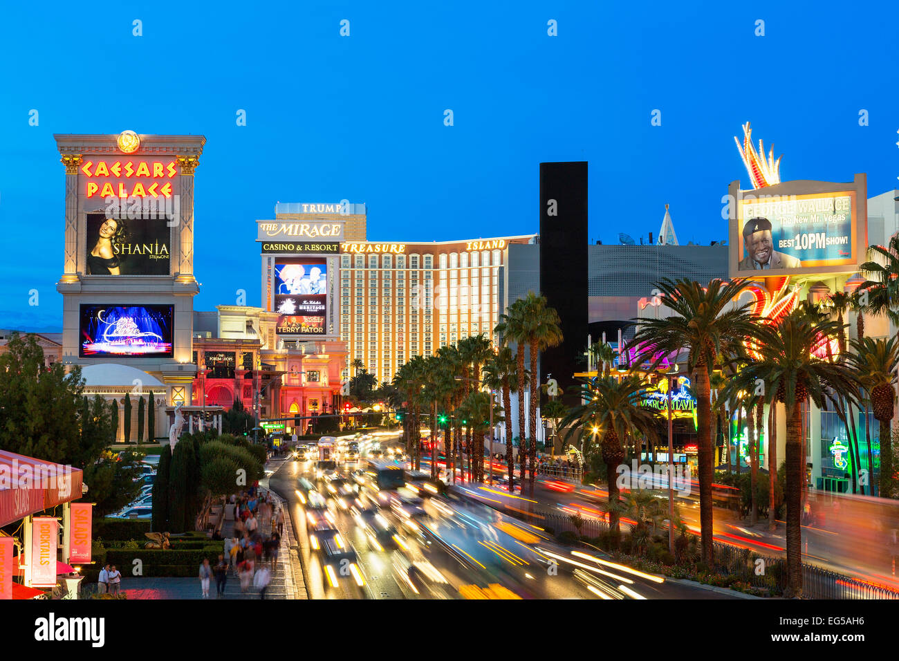 Las Vegas Strip in der Abenddämmerung mit Hotels und Verkehr Stockfoto