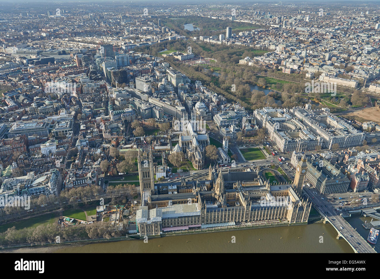 Eine Luftaufnahme von den Houses of Parliament, Westminster Abbey, Green Park und Hyde Park im Hintergrund Stockfoto