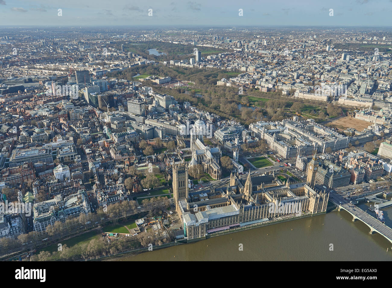 Eine Luftaufnahme von den Houses of Parliament, Westminster Abbey, Green Park und Hyde Park im Hintergrund Stockfoto