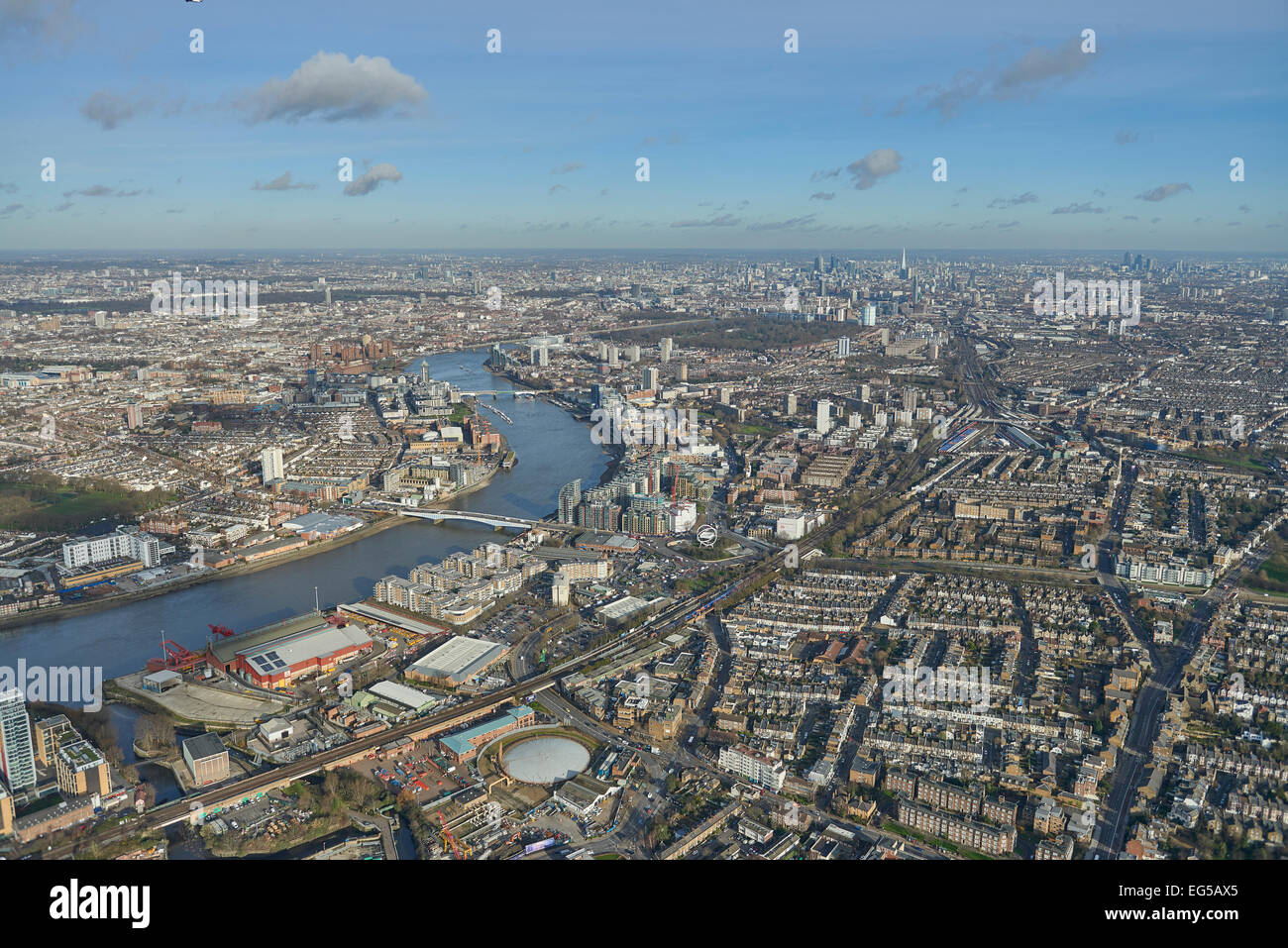 Eine Luftaufnahme von Wandsworth Brücke entlang der Themse gegenüber der City of London suchen Stockfoto