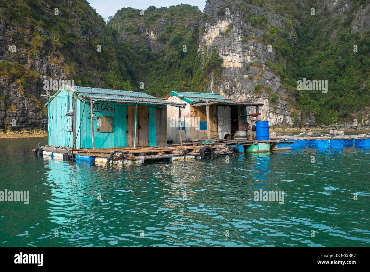 HALONG Bucht, VIETNAM - 28.Januar: Heruntergekommenen Häuser in einem schwimmenden Dorf am 28. Januar 2014 in Ha Long Bucht, Vietnam. Stockfoto