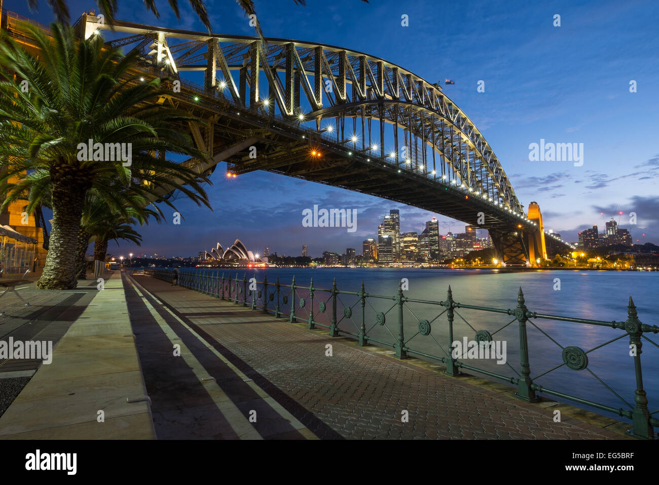 SYDNEY, Australien - 5. Januar 2015: die berühmten Sydney Harbour Bridge mit Sydney Opera House im Hintergrund in der Abenddämmerung. Stockfoto