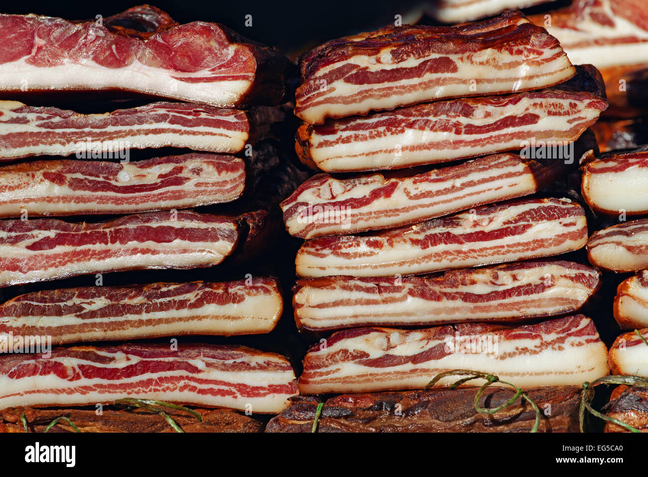 Ausgehärteten Speck Stack, geräuchert und bewahrt Schweinefleisch gilt als eine Delikatesse Essen in einigen Kulturen. Stockfoto