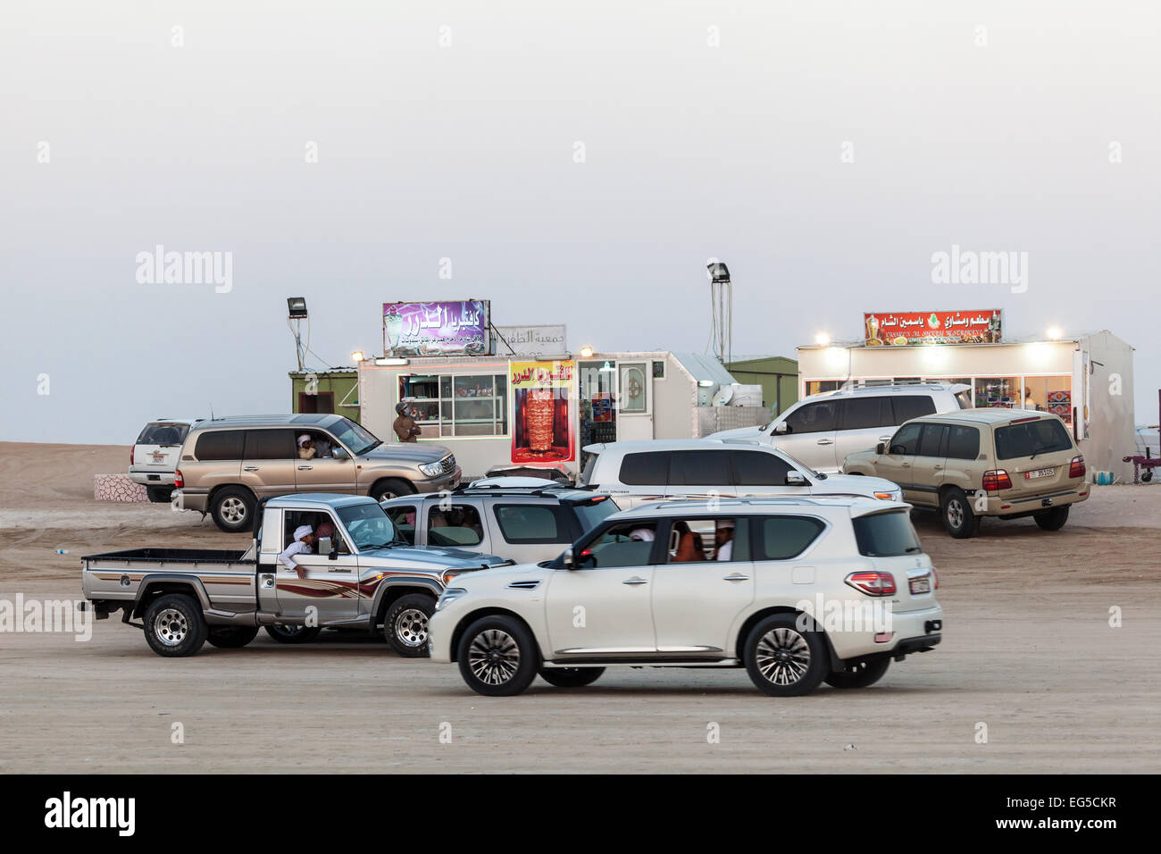 Vereinigte Arabische Emirate Menschen in ihren Autos auf dem Al Dhafra Camel Festival in Al Gharbia Stockfoto