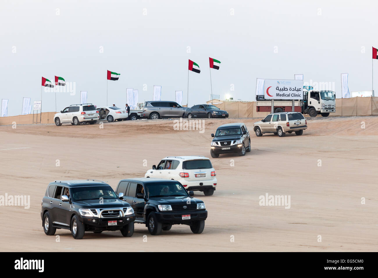 Vereinigte Arabische Emirate Menschen in ihren Autos auf Al Dhafra Camel Festival in Al Gharbia Stockfoto