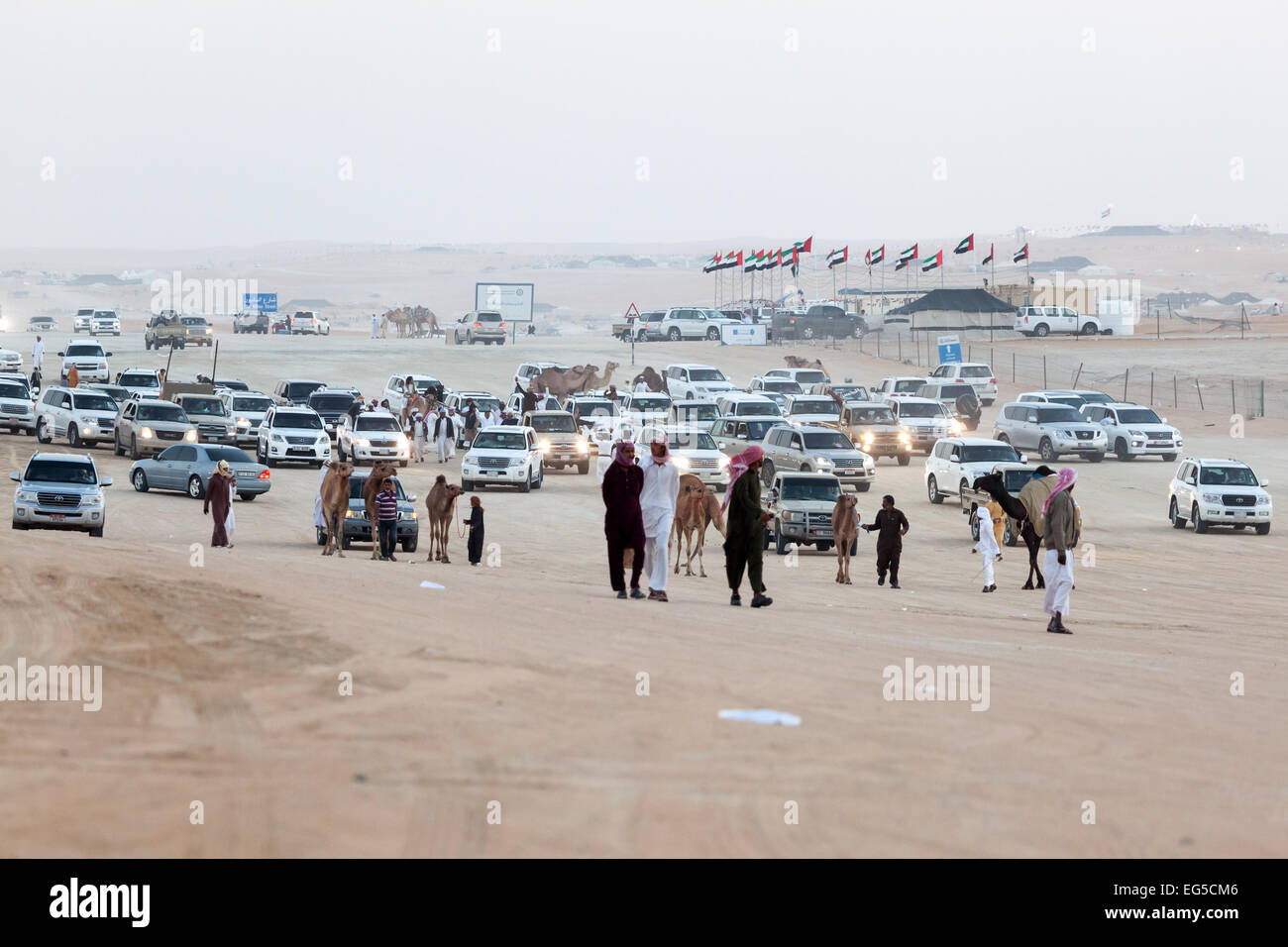 Vereinigte Arabische Emirate Menschen in ihren Autos auf Al Dhafra Camel Festival in Al Gharbia. Stockfoto