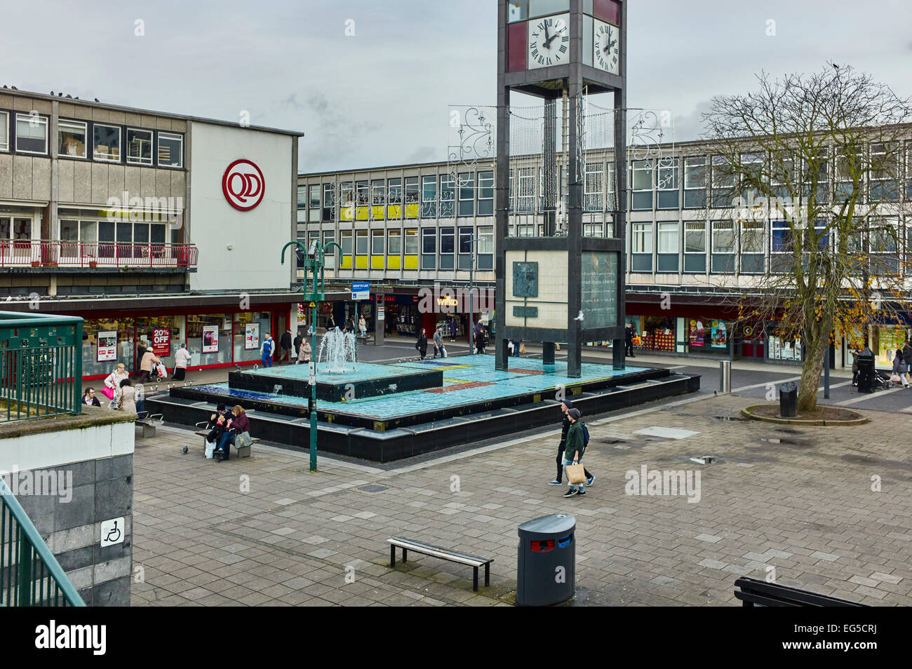 Neue Stevenage Stadtzentrum und Uhr Stockfoto