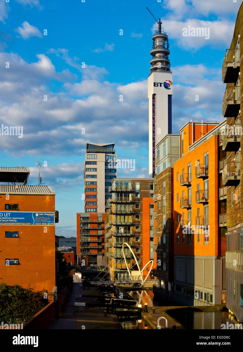 Blick auf Kanal und BT Tower mit modernen Wohnbauten in Birmingham City Centre West Midlands England UK Stockfoto