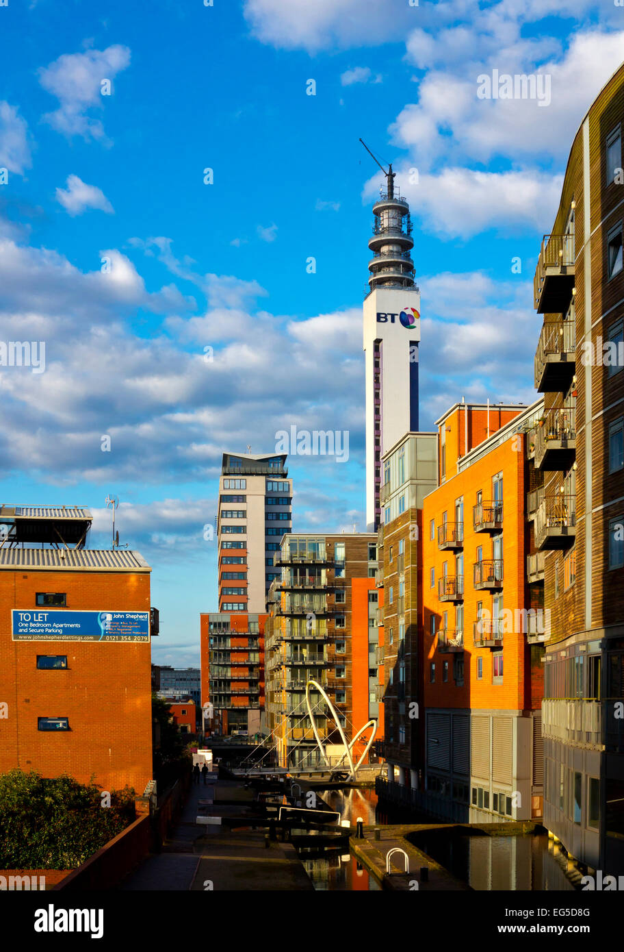 Blick auf Kanal und BT Tower mit modernen Wohnbauten in Birmingham City Centre West Midlands England UK Stockfoto
