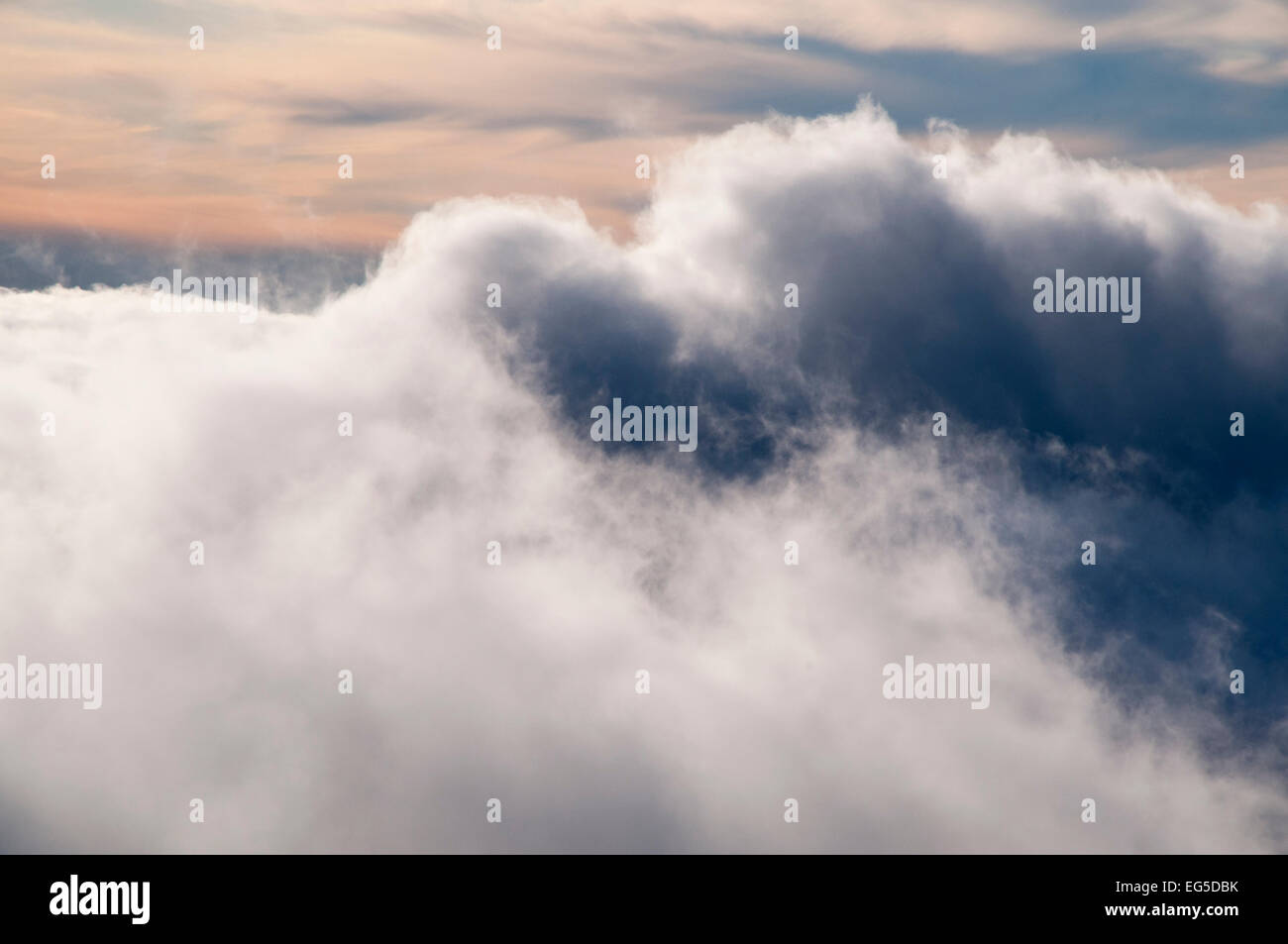 Passatwinde sind Klettern auf den Hängen der Kanareninsel La Palma Feuchtigkeit kondensiert und Passatwind Quellwolken entwickeln. Stockfoto