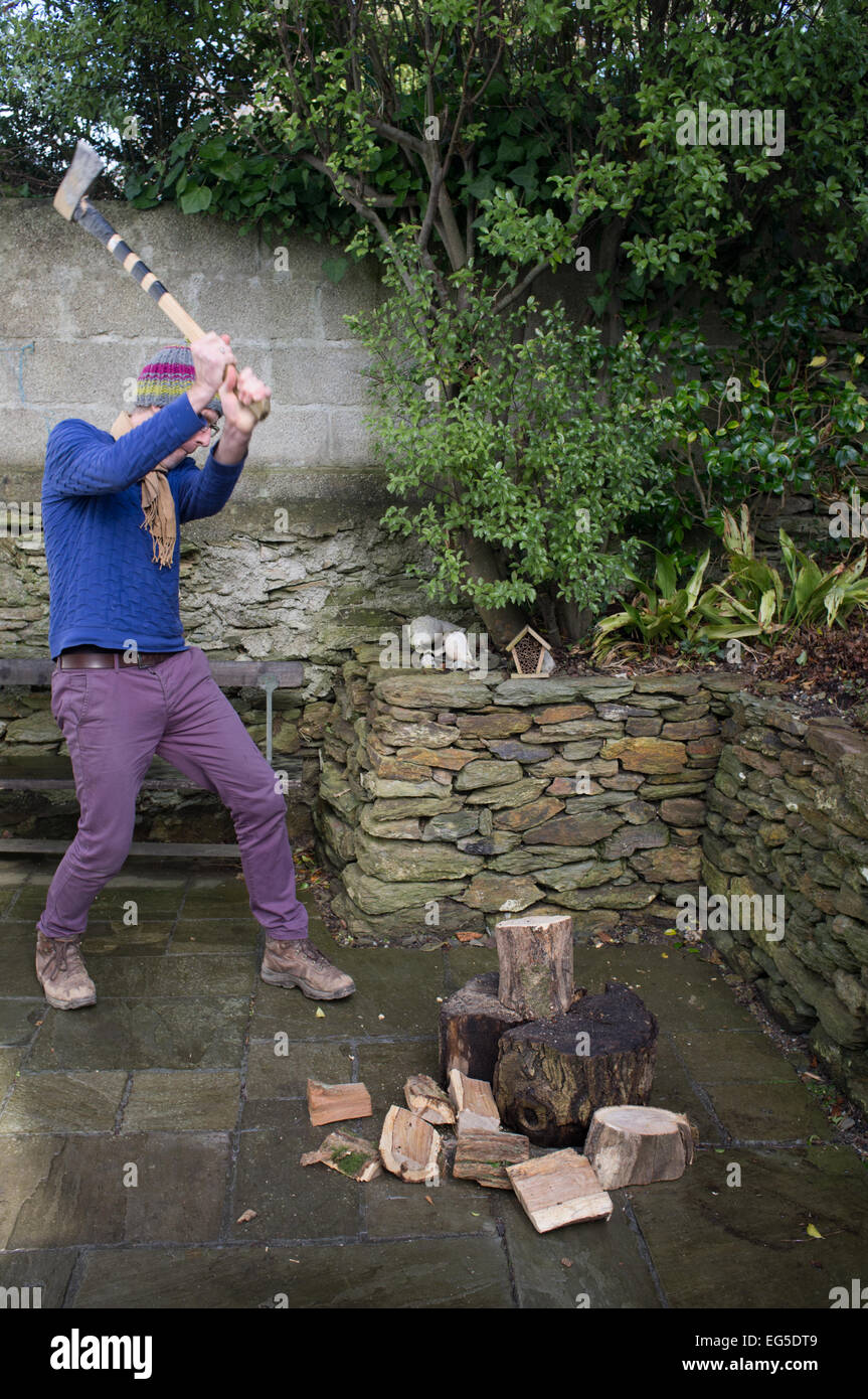 Ein Mann in seinem Garten Holz hacken Stockfoto Ein Mann in seinem Garten Holz hacken Stockfoto
