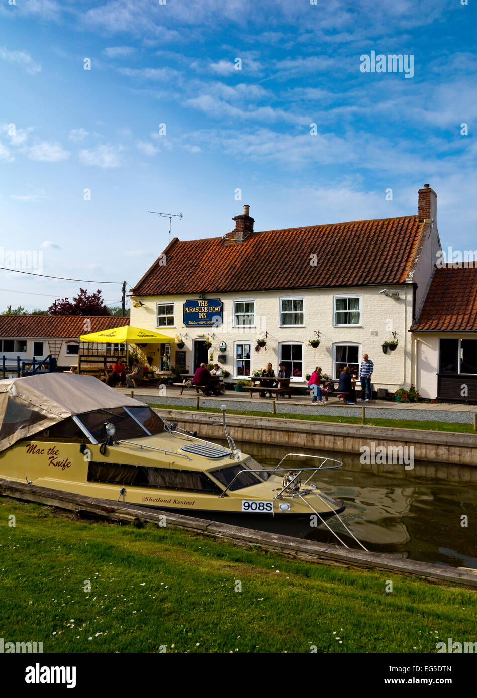 Der Pleasure Boat Inn ein traditionelles Pub am Hickling Staithe auf den Norfolk Broads in East Anglia, England UK Stockfoto