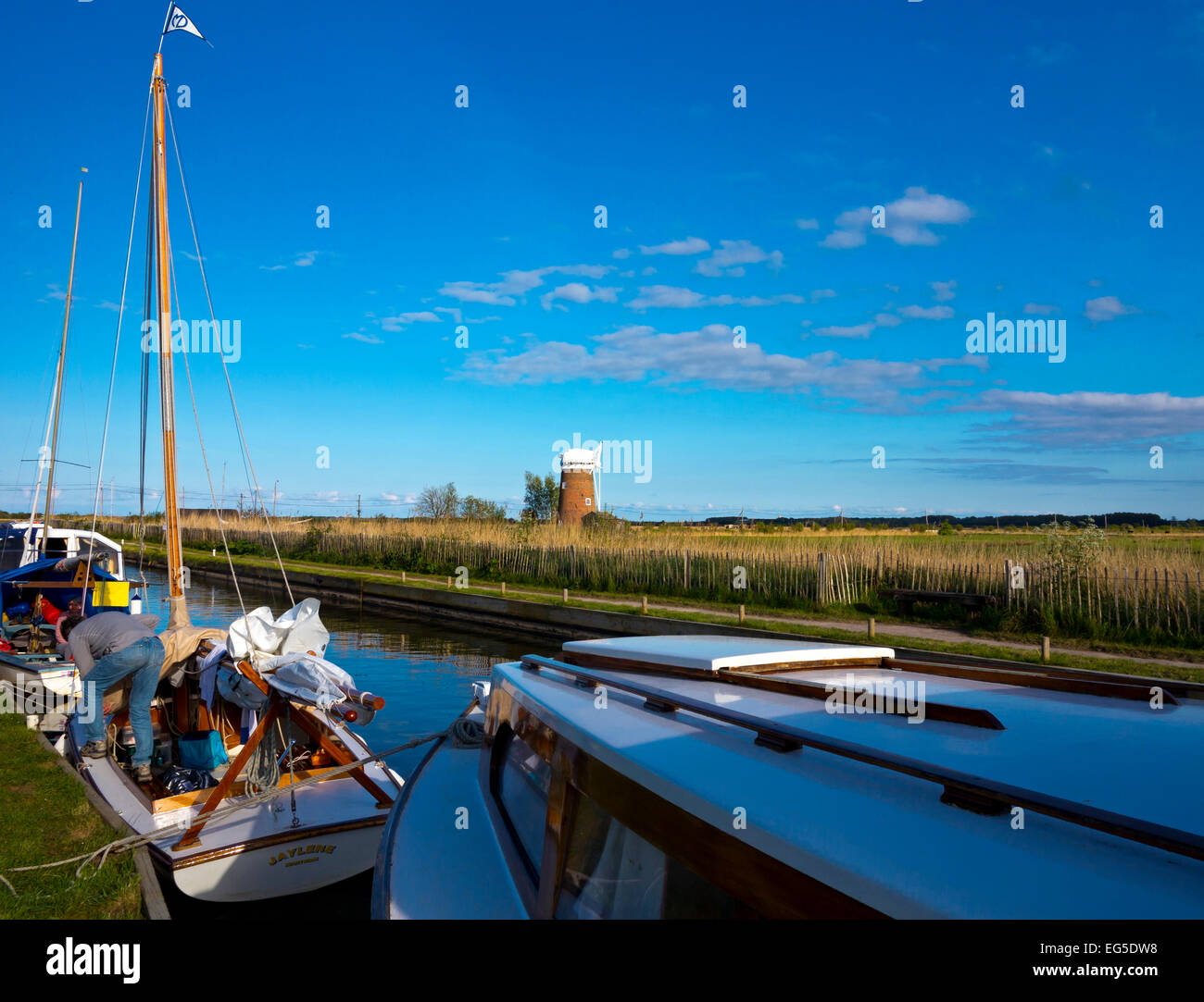 Traditionelle Segelboote vor Anker bei Horsey bloße in den Norfolk Broads East Anglia England UK mit Horsey Wind Pumpen im Hintergrund Stockfoto
