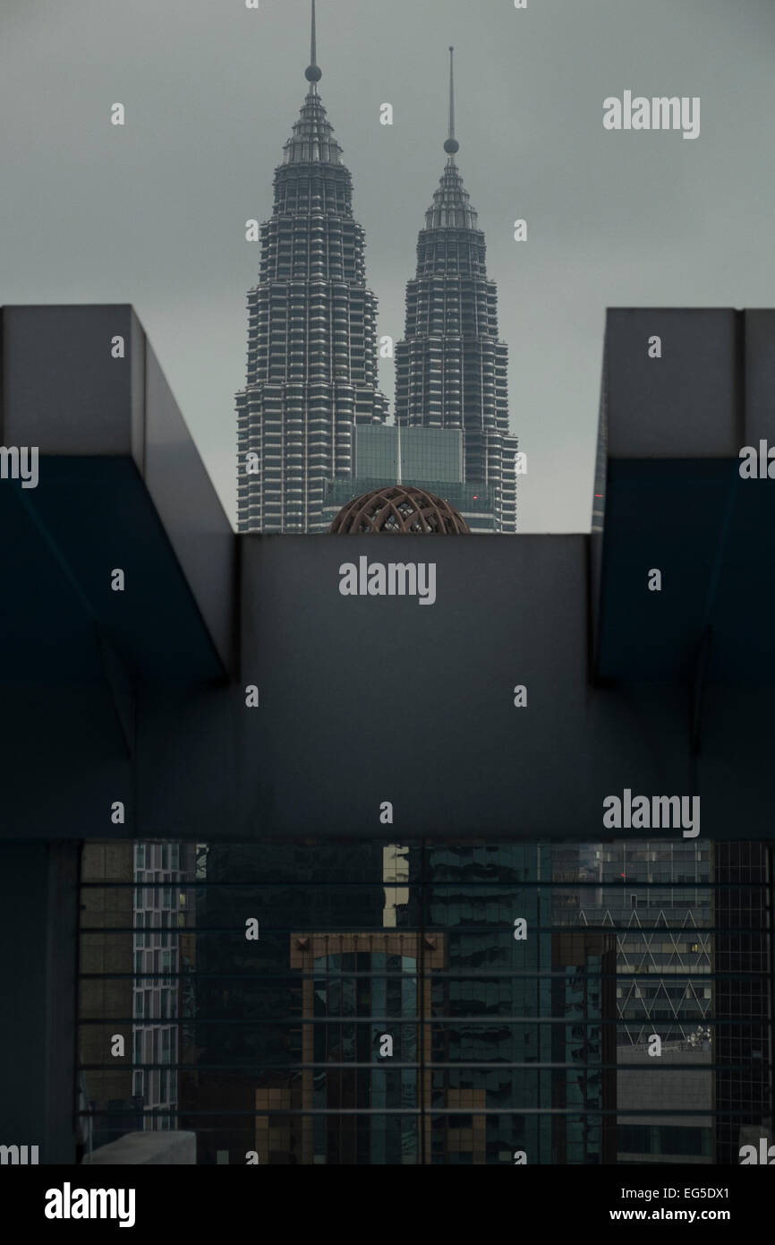 Die Petronas Twin Towers Gebäude betrachtet von einem Dach eines nahe gelegenen Gebäudes, Kuala Lumpur, Malaysia. Stockfoto