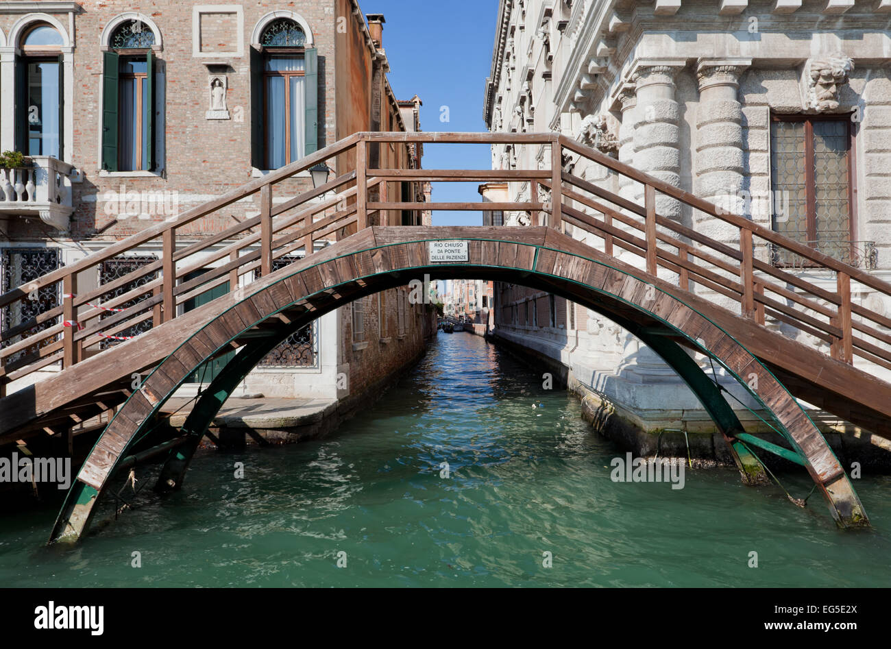 Venedig, Italien. Eine Brücke über einen schmalen Kanal zwischen alten venezianischen Architektur Stockfoto